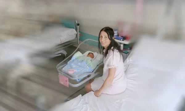 Vrouw met haar pasgeboren baby in de eerste dagen van het leven. Geluk — Stockfoto