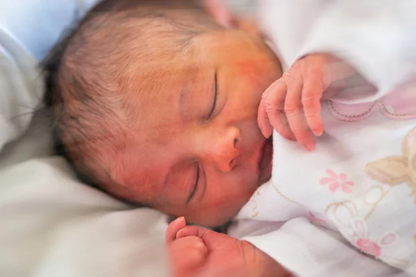 Bebê recém-nascido dormir primeiros dias de vida. Criança recém-nascida bonito — Fotografia de Stock