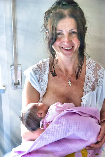 母は生まれたばかりの男の子を授乳している。ママ看護とフィーディ — ストック写真
