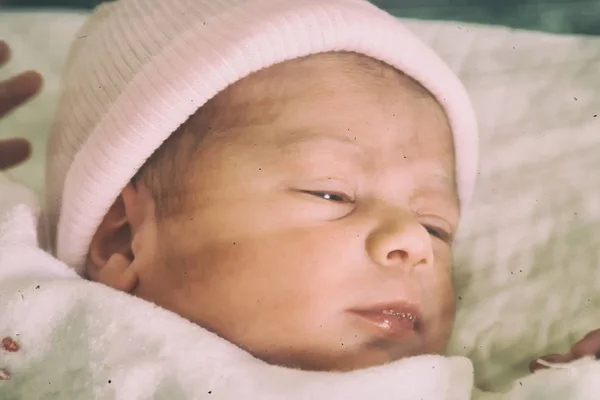 Niña recién nacida durmiendo en la cuna —  Fotos de Stock