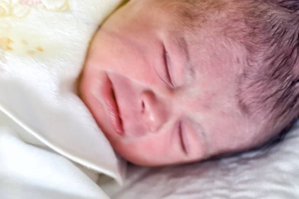 Noworodek spać pierwsze dni życia. Śliczne małe dziecko noworodka — Zdjęcie stockowe