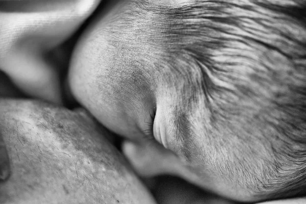 Мати годує свого новонародженого хлопчика грудьми. Мама медсестринство і жадібність — стокове фото