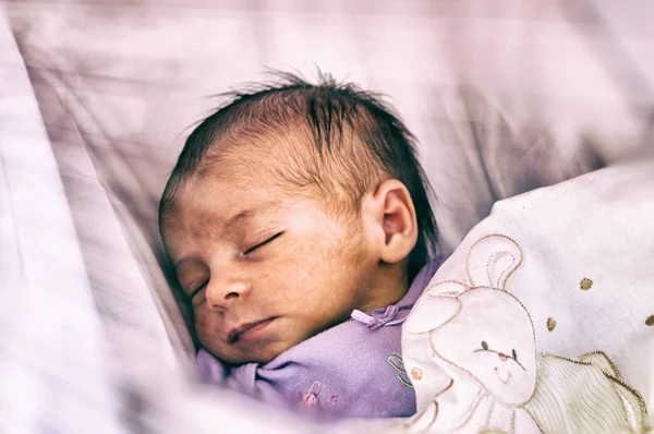 Bebê recém-nascido dormir primeiros dias de vida. Criança recém-nascida bonito — Fotografia de Stock