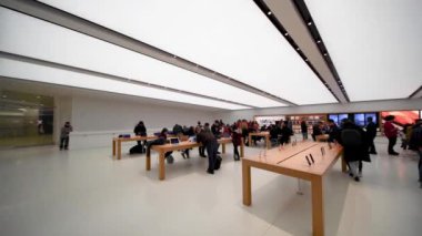 footage of crowd of people in Apple store in New York, USA