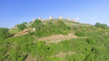 güneşli bir günde Monteriggioni kalesinin doğal hava görüntüleri
