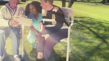 Yaşlıların huzurevinde zaman geçirdikleri görüntüler