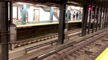 gelen tren ile görüntüleri modern metro platformu istasyonu