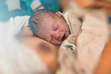 Anne ve bebek çocuk hastanede doğumdan sonra istirahat, newb