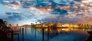 Boca Raton Gölü ve gün batımında yansımaları ile şehir silüeti, Pan