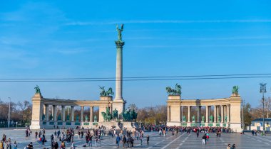 Budapeşte-30 Mart 2019: turistler bir güneşte Heroes Meydanı ziyaret