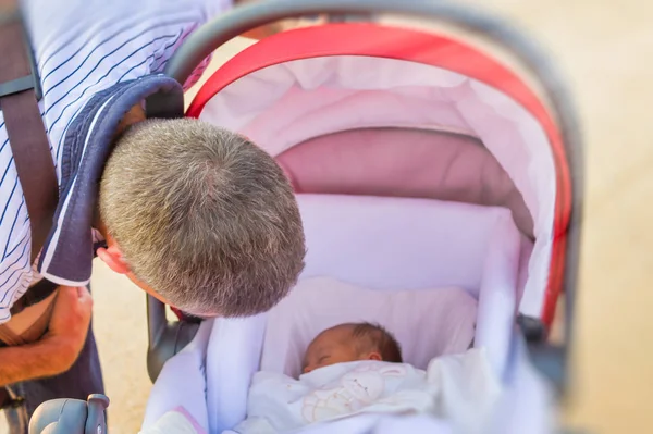 Hombre mirando a su hijo recién nacido dentro de la cuna. Amor y hap —  Fotos de Stock