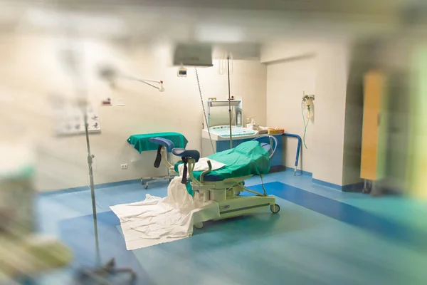 Vista de una cama de hospital vacía en la sala de maternidad en un hospita —  Fotos de Stock