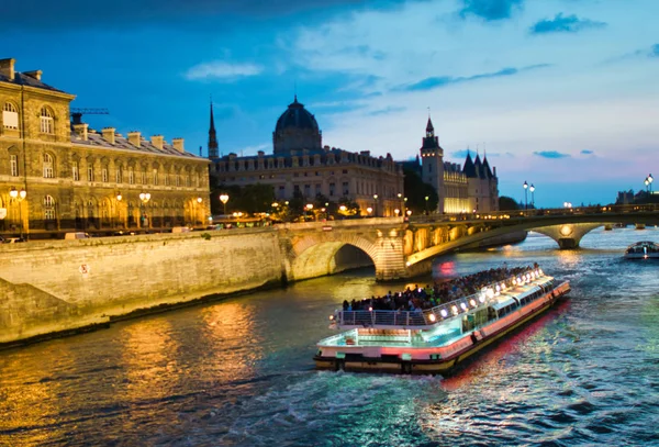 PARIS - JULY 2014: Bateau Mouche at night along the Seine River — ストック写真