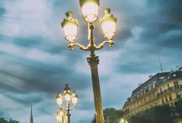 Farolas y edificios de París contra un cielo tormentoso al atardecer —  Fotos de Stock