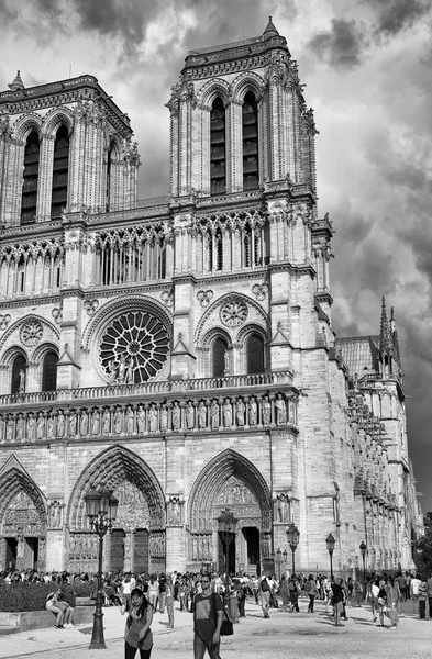 Paris, Frankrike-juli 2014: exteriör utsikt över Notre Dame med tur — Stockfoto