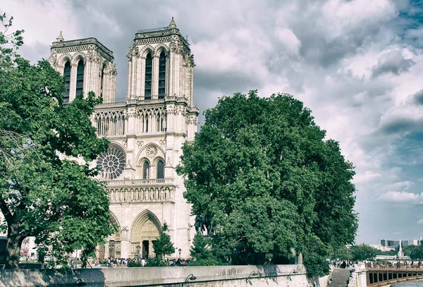 PARIS, FRANCE - JULY 2014: Exterior view of Notre Dame with tour — Stock Photo, Image