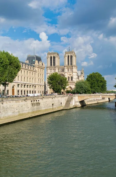 PARIS, FRANÇA - JULHO 2014: Vista exterior de Notre Dame com tour — Fotografia de Stock