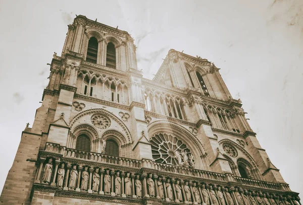 Notre Dame Cathedral facade on a cloudy day, Paris - France — Stock Photo, Image