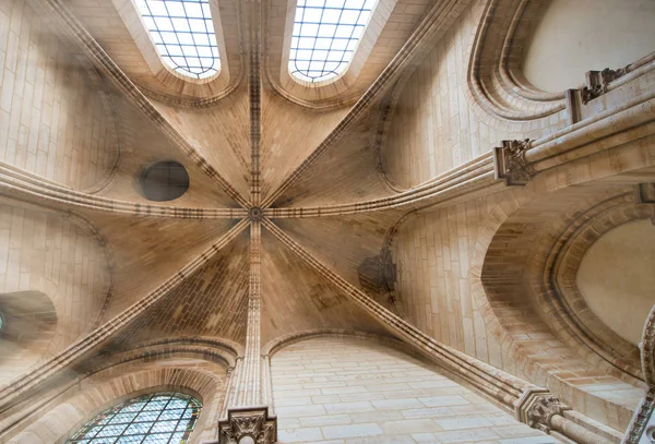 Plafond van notre dame kathedraal in Parijs, Frankrijk — Stockfoto