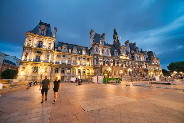Paříž-červen 2014: Hotel de Ville v noci s turisty. Paříž — Stock fotografie