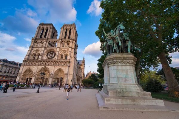 Paris - Juni 2014: Kathedrale Notre Dame bei Sonnenuntergang mit Touristen. — Stockfoto