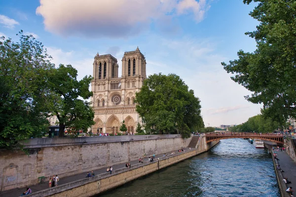 Parijs-juni 2014: Notre Dame Cathedral bij zonsondergang met toeristen. — Stockfoto