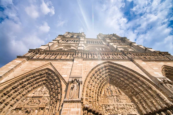 Katedra Notre Dame fasada przed pięknym błękitnym niebem, Paryż — Zdjęcie stockowe