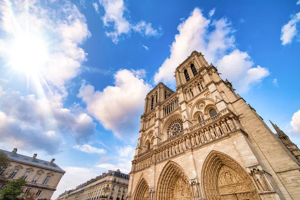 Notre Dame majestosa fachada contra um belo céu azul — Fotografia de Stock