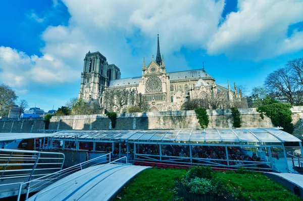 Paris-juni 2014: Notre Dame-katedralen på natten med turister o — Stockfoto