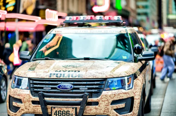 NUEVA YORK CITY - 30 de noviembre de 2018: Coche de policía en Times Square. T —  Fotos de Stock