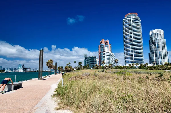 MIAMI - 30 MARZO 2018: Parco South Pointe con turisti. Miami a — Foto Stock