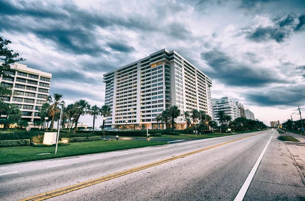 Boca Raton gün batımında, Florida 'da. Yol, ağaçlar ve binalar — Stok fotoğraf