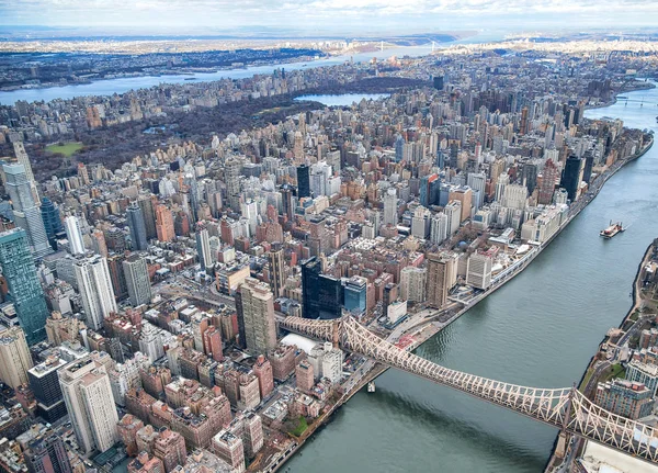 Nueva York desde el punto de vista del helicóptero. Puente de Queensboro w — Foto de Stock