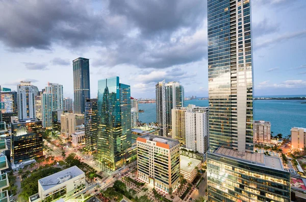 Increíble horizonte nocturno del centro de MIami. Amplia vista angular de la ciudad — Foto de Stock