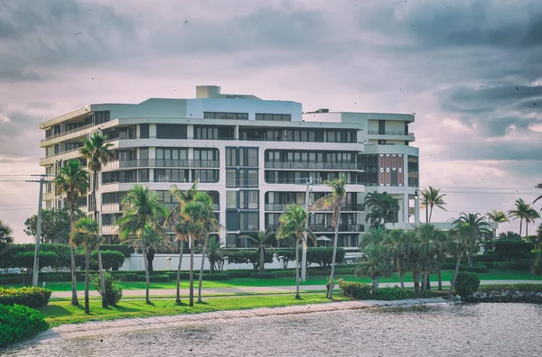 Palmová pláž Florida státní silnice s jezerem a budovami — Stock fotografie