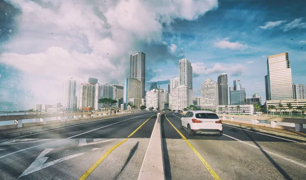 Entering Miami on the road with a beautiful city skyline, Florid — Stock Photo, Image