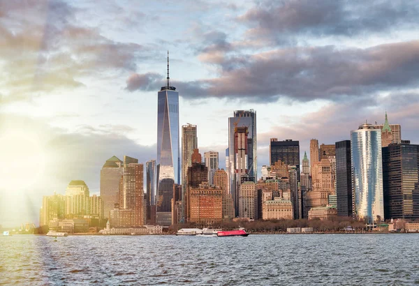 Coucher de soleil incroyable horizon de Lowr Manhattan à partir d'un bateau de croisière — Photo