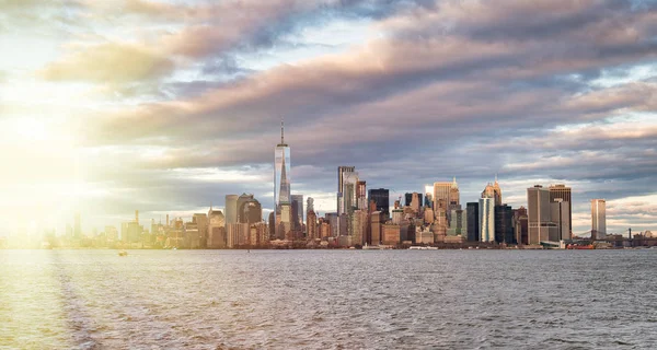 Bir feribot tekne Lowr Manhattan inanılmaz günbatımı silüeti — Stok fotoğraf