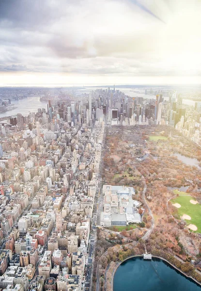 Amazing aerial view of Central Park and New York skyline on a cl — Stock Photo, Image