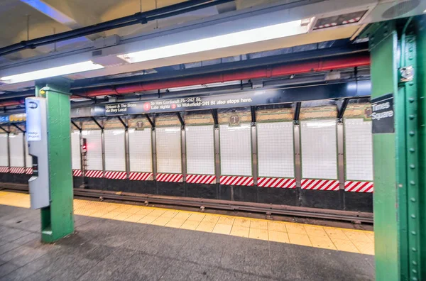 New York City - 1. Dezember 2018: leere U-Bahn-Station. New York — Stockfoto