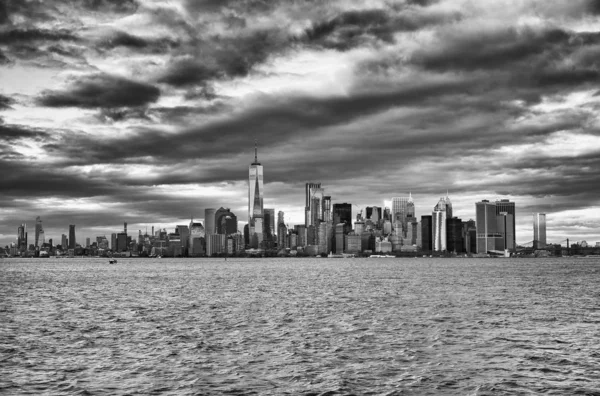 Amazing Sunset skyline van Lowr Manhattan vanaf een veerboot — Stockfoto