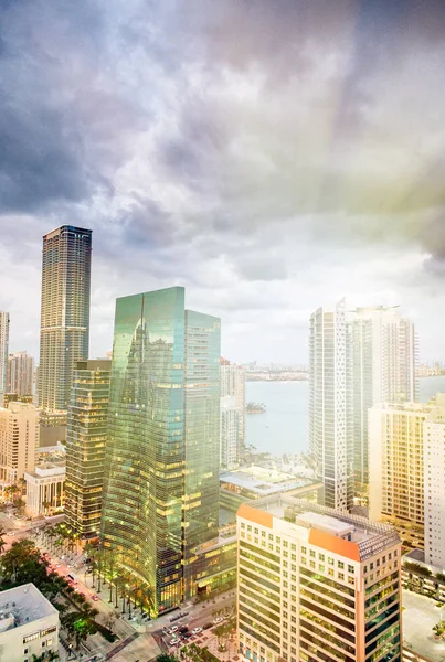 Erstaunliche nächtliche Skyline der Innenstadt von Miami. Weitwinkelporträt — Stockfoto
