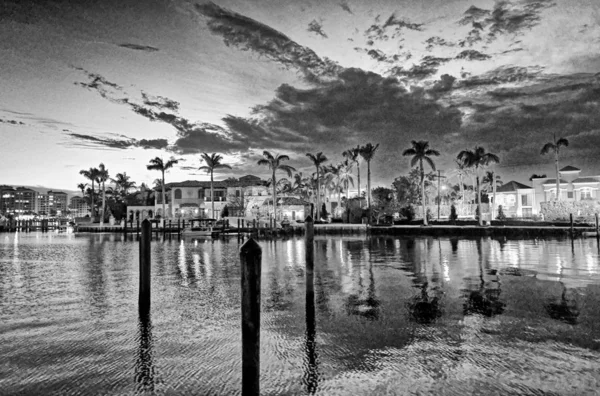 Boca Raton huizen reflecties bij zonsondergang — Stockfoto