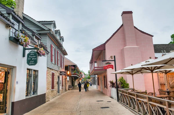 ST AUGUSTINE, FL - APRIL 8, 2018: City streets with tourists at — Stock Photo, Image