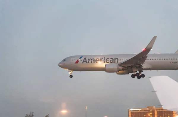 Miami-11 kwietnia 2018: American Airlines samolot przybywający do M — Zdjęcie stockowe
