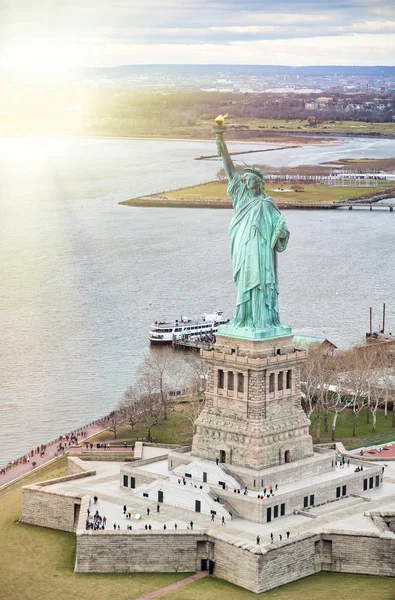 Estatua de la Libertad en la Isla de la Libertad y ferry con los turistas — Foto de Stock