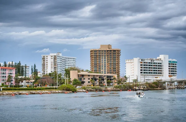 Boca Raton at sunset, Florida. Buildings over the water — Stock Photo, Image