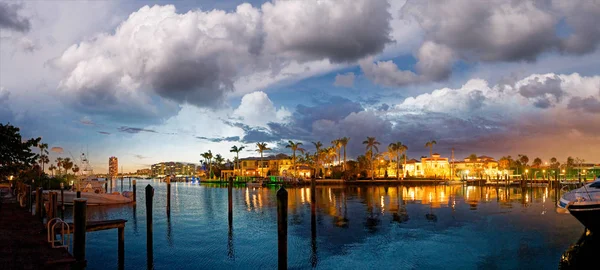 Boca Raton a městské jezero na krásném soumraku, panoramatickém pohledu — Stock fotografie