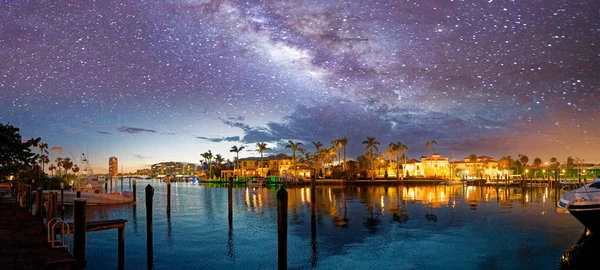 Skyline Boca Raton y reflexiones en una noche estrellada, Florida — Foto de Stock
