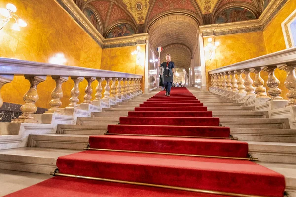 Budapest - 30. März 2019: Operntheaterinterieur. es ist eine der — Stockfoto